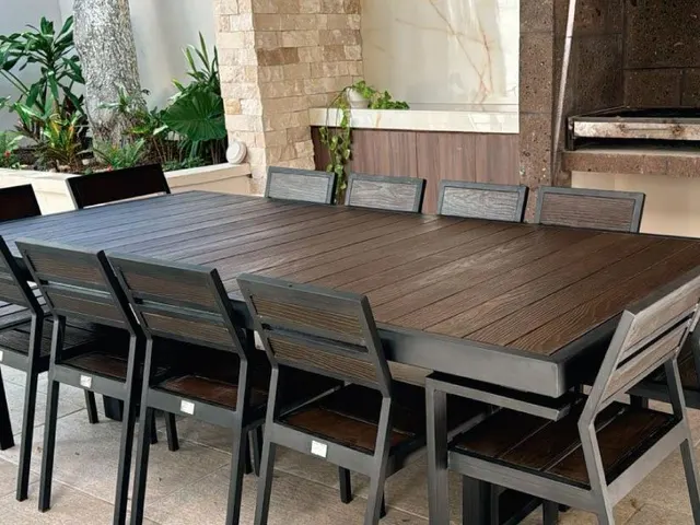 Comedor grande Mishka Garden con sillas, junto a un asador