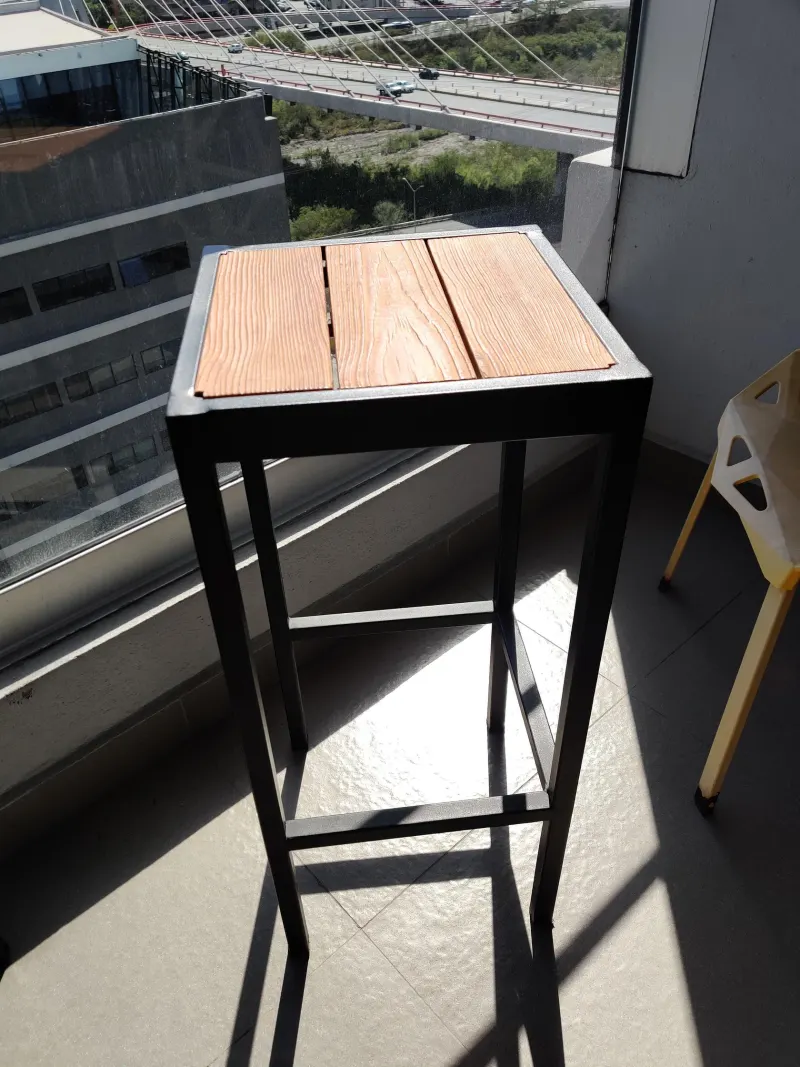 Banco alto sin respaldo en un balcón