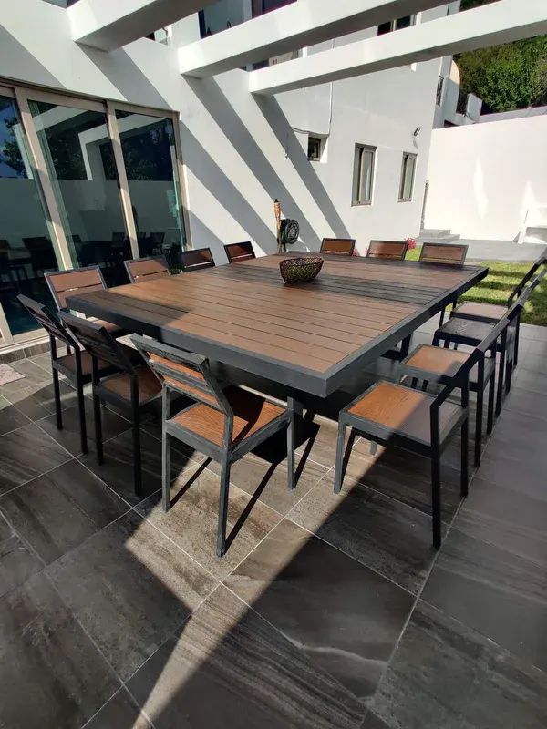 Mesa cuadrada Fresno con sillas en un jardín