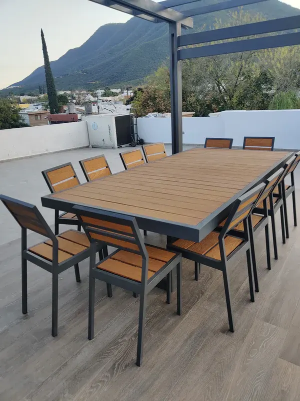 Mesa Magnolia con sillas en una terraza con vista a la montaña