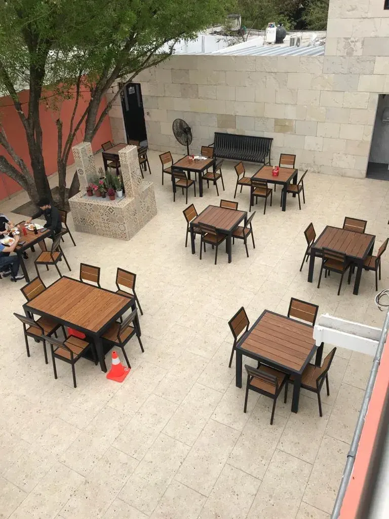 Patio con varias mesas y sillas Mishka Garden